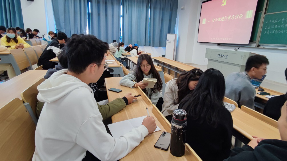 图为青马学员们进行小组讨论